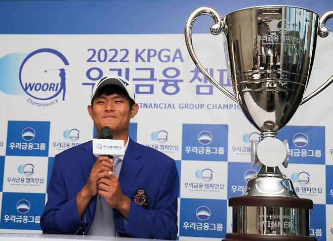 장희민이 15일 열린 KPGA 코리안투어 우리금융 챔피언십에서 우승한 뒤 인터뷰를 하고 있다.(사진=KPGA 제공)