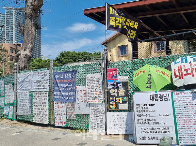 15일 서울 용산구 국방부 청사 건너편에 집회·시위와 관련한 대자보들이 붙어 있다.(사진=조민정 기자)
