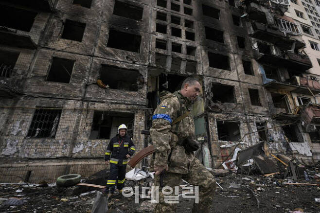 러시아 폭격에 무너진 우크라이나 건물들(사진=AP)