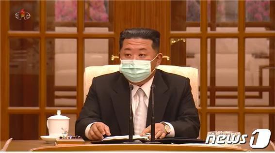 신종 코로나바이러스 감염증(코로나19) 확진자가 '0명'이라고 주장하던 북한이 지난 12일 확진자가 나왔다고 처음으로 밝혔다. 김정은 조선노동당 총비서도 정치국 회의에 마스크를 쓰고 참석했다. (조선중앙TV 캡처) 2022.5.13/뉴스1