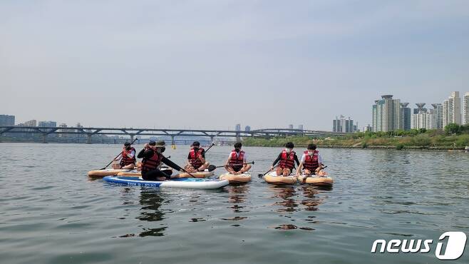 학생들이 수상활동체험교육을 받고 있는 모습. (서울시교육청 제공) © 뉴스1