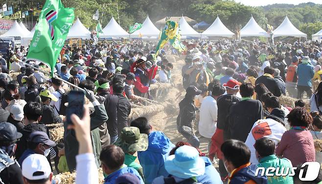 15일 충남 당진시 송악읍 기지시줄다리기박물관 일원에서 열린 기지시줄다리기 민속축제에서 참가자들이 줄을 당기고 있다. 유네스코 인류무형문화유산인 기지시줄다리기는 물 윗마을과 물 아랫마을로 편을 나눠 수 천 명의 사람들이 길이 약 200미터, 무게 수 십 톤에 이르는 줄을 동시에 당긴다. 예부터 물 윗마을이 이기면 나라가 태평하고 물 아랫마을이 이기면 풍년이 든다는 속설이 있다. 2022.5.15/뉴스1 © News1 임세영 기자