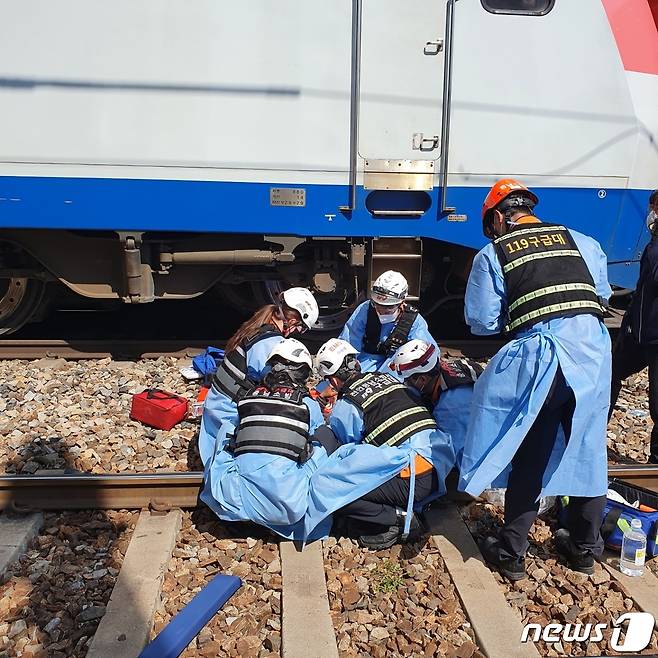 (천안=뉴스1) 김낙희 기자 = 충남 천안시 동남구 천안역에서 한 50대 남성이 열차가 들어서는 선로에 뛰어들어 오른팔이 절단되는 사고를 당했다.(천안동남소방서 제공)© 뉴스1