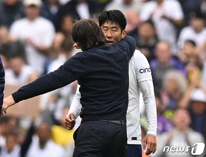 번리전을 마친 손흥민이 안토니오 콘테 감독과 포옹하고 있다. © 로이터=뉴스1