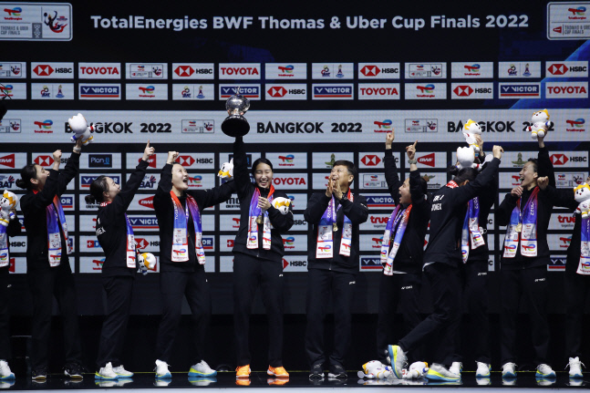 성지현 코치가 시상대에서 우버컵을 들어올린 가운데 한국 선수들이 환호하고 있다. 방콕|EPA 연합뉴스