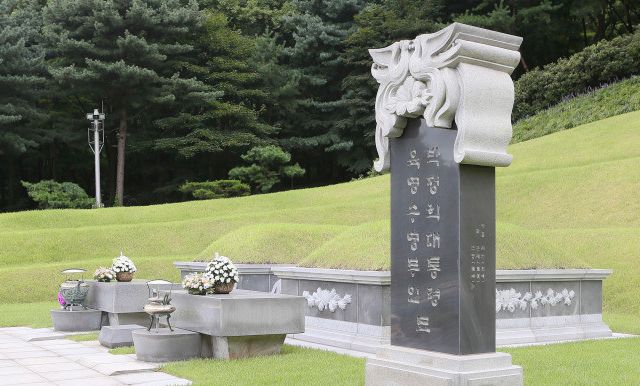 서울 동작구 국립서울현충원에 있는 故 박정희 대통령 내외 묘역/조선일보 DB