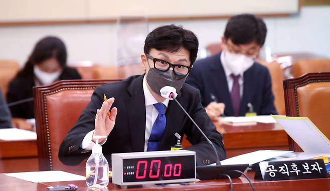 한동훈 법무부장관 후보자가 9일 서울 여의도 국회에서 열린 인사청문회에서 의원 질의에 답변하고 있다. /뉴스1