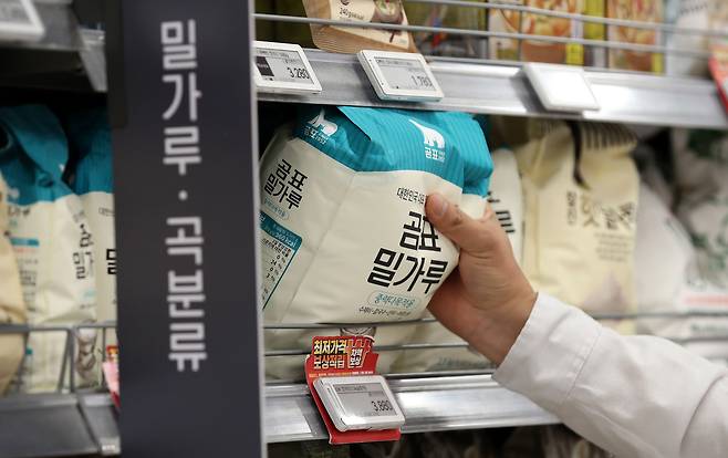 세계 2위 밀 생산국인 인도가 밀 수출을 중단하면서 국제 밀 가격이 더 오를 것이라는 관측이 나오고 있다. 사진은 서울 대형마트에서 밀을 구입하는 소비자의 모습. /뉴스1