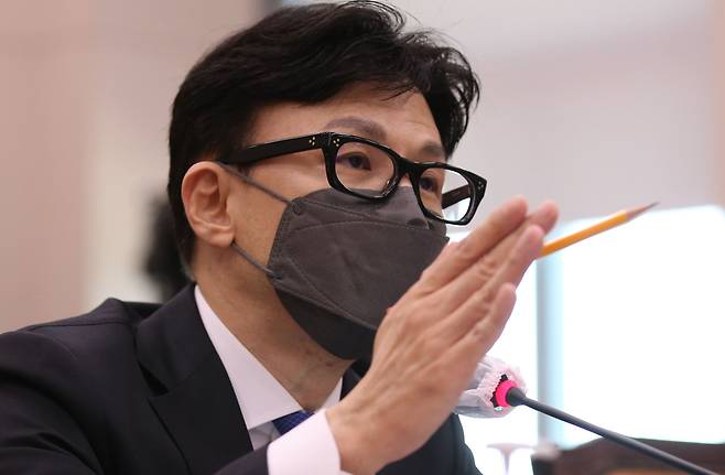 한동훈 법무부 장관 후보자가 9일 오후 서울 여의도 국회에서 열린 인사청문회에서 의원들의 질의에 답하고 있다. /뉴스1