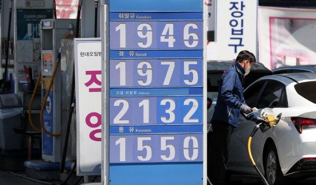 경유 가격이 급등하고 있는 15일 오전 서울 시내 한 주유소에서 경유가 휘발유보다 비싸게 판매되고 
있다. 서울=뉴시스