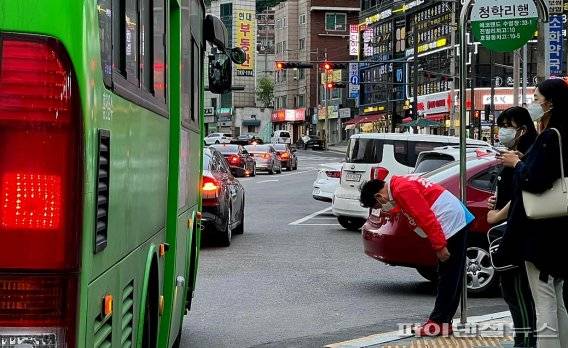 주광덕 국민의힘 남양주시장 후보 13일 당고개역 33-1번 승강장에서 별내면 주민에게 퇴근인사. 사진제공=주광덕 후보 캠프