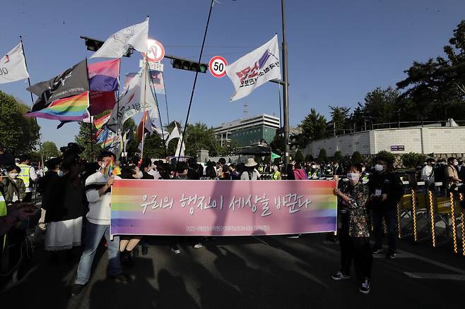 2022 국제성소수자혐오반대의날 공동행동 회원들이 14일 오후 서울 용산 대통령 집무실 앞 도로에서 2022 국제성소수자혐오반대의날 기념대회 행진을 하고 있다. 김명진 기자