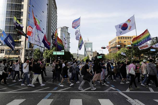 공동행동 회원들이 14일 오후 서울 용산역 인근에서 2022 국제성소수자혐오반대의날 기념대회 행진을 하고 있다. 김명진 기자