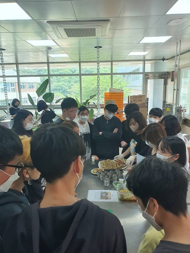 은여울중고 학생들이 지난 11일 다문화 체험 수업의 하나로 베트남 음식 체험을 하고 있다. 은여울중고 제공