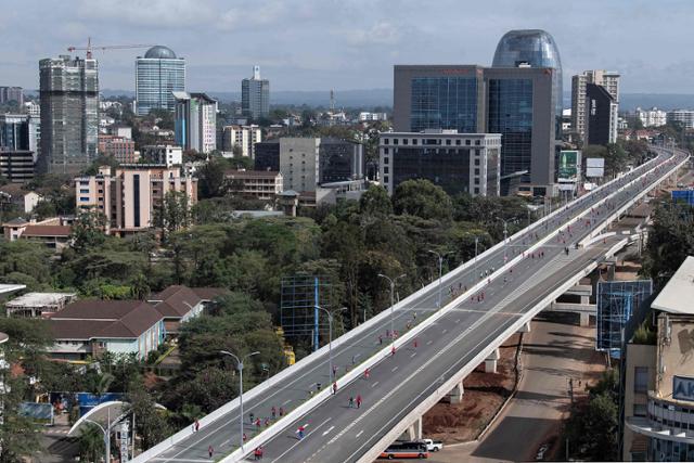 과제 대행 업체에서 근무하는 한 '집필자'는 "케냐 수도 나이로비에는 건물 하나에 집필자 2~3명이 있다"고 주장했다. AFP 연합뉴스