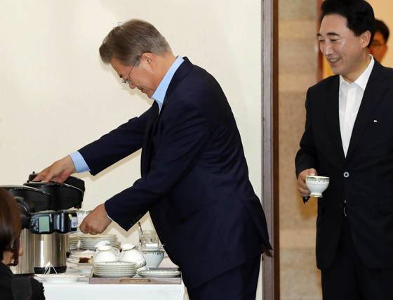첫 회의를 주재하기 전, 사전 티타임에서 커피를 따르는 문재인 전 대통령. 청와대사진기자단