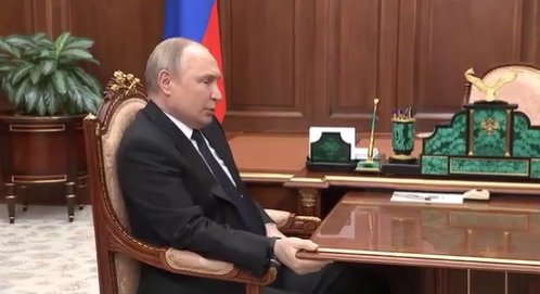 21일(현지시간) 러시아 국방장관과의 회의 자리에서 불편해보이는 푸틴 대통령. [트위터 캡처]