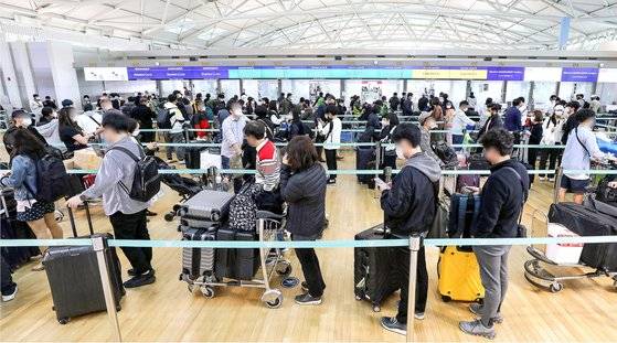 지난달 15일 오전 인천국제공항 출국장에서 출국자들이 줄을 서서 수속을 기다리고 있다. 뉴스1