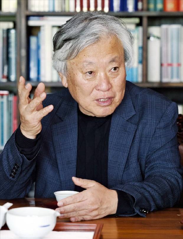 이문열 선생이 지난 12일 경기 이천 부악문원에서 자신의 삶과 작품 세계에 대해 이야기하고 있다. 김범준 기자