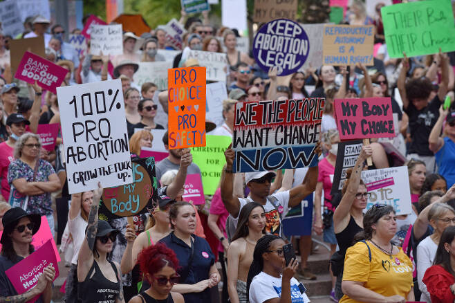 임신중단(낙태) 권리 지지자들이 5월 14일(현지시간)미국 플로리다주 올랜도 시청 앞에서 임신중단권 폐지 반대 집회를 열고 있다. UPI연합뉴스