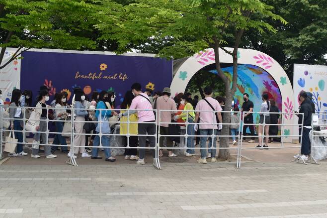 People wait in a long line to enter “Beautiful Mint Life 2022” at the Olympic Park’s 88 Jandi Madang in southeastern Seoul on Saturday. (Jie Ye-eun/The Korea Herald)