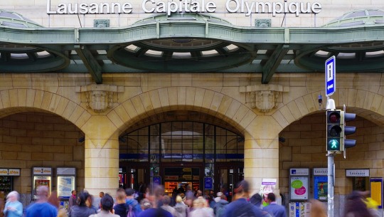 스위스 로잔역사에 '로잔 올림픽 수도'라는 프랑스어 글자가 붙어 있다. [IOC 홈페이지 캡처]