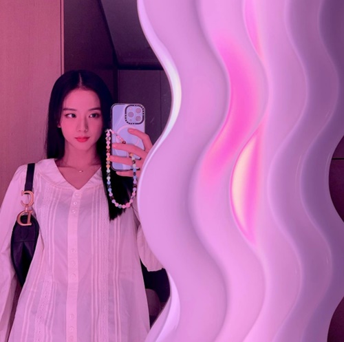 BLACKPINK JiSoo has revealed its dreamy current situation.JiSoo posted an article and a photo on his instagram on the afternoon of the 14th, Its been a long time.Inside the picture is a picture of him taking a mirror selfie.JiSoo, dressed in white, boasted a unique beauty even in the Hwasa but colorful lighting.In addition, he added a cute yet lovely charm with a fresh expression. JiSoo also emanated a chic atmosphere.Meanwhile, JiSoo appeared in the JTBC drama Snow Strengthening, which ended in January.