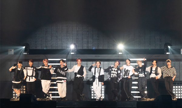K팝 장르로 활동하는 일본 아이돌 그룹 JO1이 14일 '케이콘 2022 프리미어 인 도쿄'에서 무대를 펼치고 있다. [사진 제공 = CJ ENM]