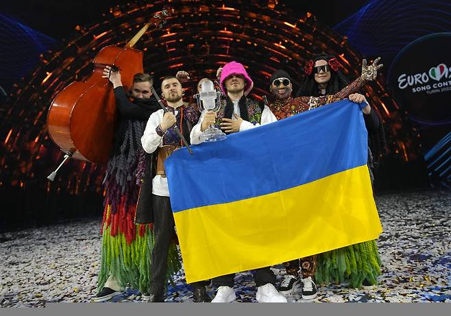 칼루시 오케스트라가 14일(현지시간) 유로비전 송 콘테스트 2022에서 우승한 후 우크라이나 국기를 들고 기념 촬영을 하고 있다. AP 뉴시스
