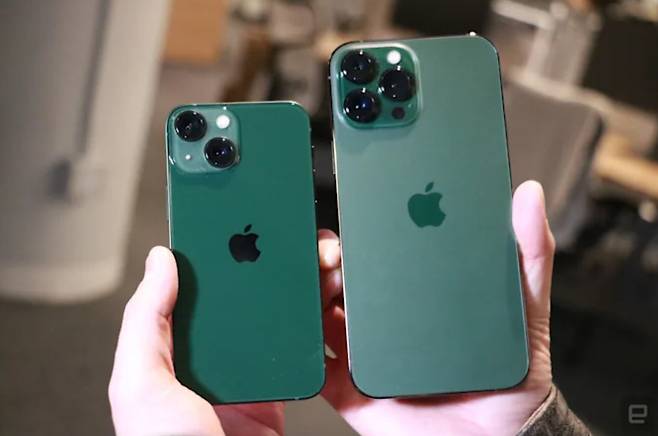 애플이 지난 3월 출시한 아이폰13미니 그린(왼쪽)과 아이폰13프로맥스 알파인 그린(오른쪽). [엔가젯(engadget)]