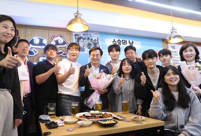 김동연 더불어민주당 경기도지사 후보가 15일 스승의 날을 기념해 수원 통닭거리의 한 치킨집에서 아주대학교 졸업생, 재학생 40여명과 함께 치맥 만남을 가졌다. (사진=김동연 캠프 제공) *재판매 및 DB 금지