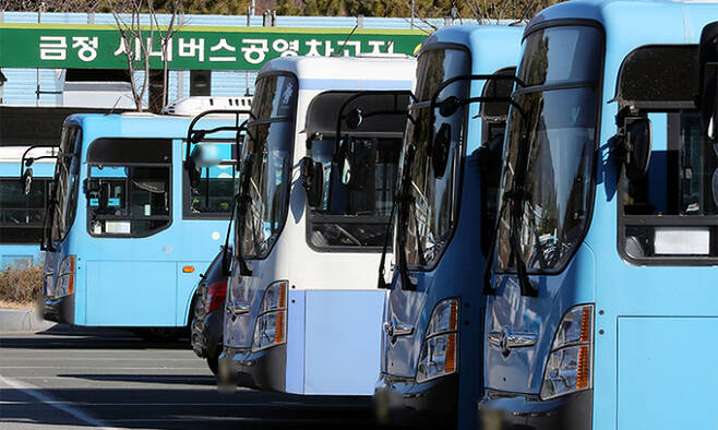 부산 금정구 시내버스 공영차고지에 시내버스가 주차되어 있다. 연합뉴스
