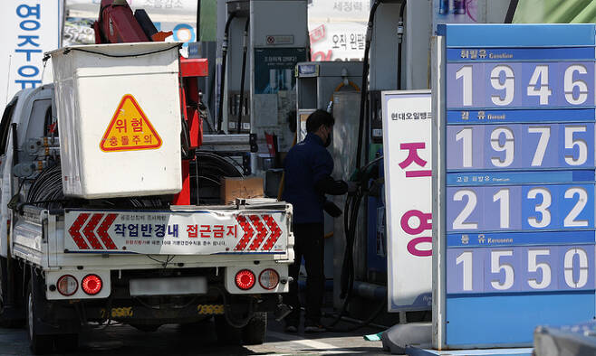 경유 가격이 급등하고 있는 15일 오전 서울 시내 한 주유소에서 경유가 휘발유보다 비싸게 판매되고 있다. 뉴시스