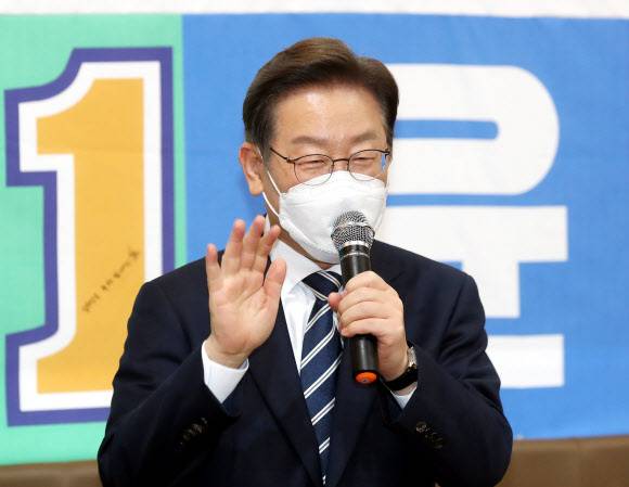 인천 계양을 국회의원 보궐선거에 출마한 더불어민주당 이재명 상임고문이 15일 오후 인천시 계양구 윤환 계양구청장 후보 선거사무소에서 열린 개소식에서 격려사를 하고 있다. 연합뉴스