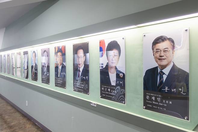 14일 충북 청주시 청남대 별관에 문재인 전 대통령을 비롯해 역대 대통령의 사진이 걸려 있다. 청주 류재민 기자 phoem@seoul.co.kr