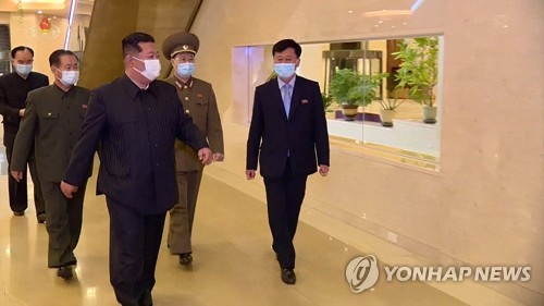 김정은 북한 국무위원장이 지난 12일 국가비상방역사령부를 방문해 코로나19 방역실태를 점검하고 전국적인 전파상황을 요해했다고 조선중앙TV가 13일 보도했다./연합뉴스