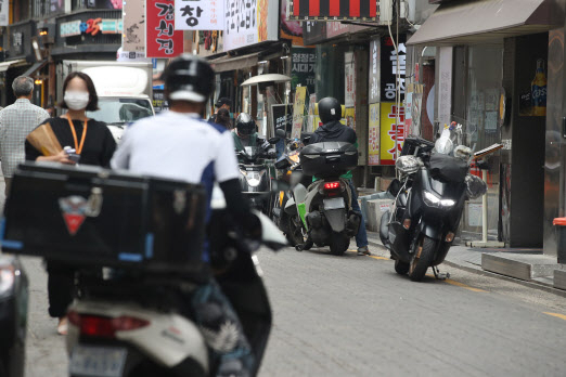 서울시 종로구에서 한 오토바이가 분주하게 이동하고 있다. 연합뉴스