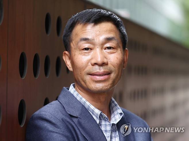 '우즈베크 한국어 보급 30년의 주인공' (서울=연합뉴스) 이재희 기자 = 허선행 우즈베키스탄 타슈켄트1 세종학당장이 13일 서울 종로구 연합뉴스 사옥에서 열린 인터뷰에 앞서 포즈를 취하고 있다.
30년간 고려인과 현지인에게 한국어와 한국문화를 보급한 허선행의 이야기를 담은 '허선행의 한글 아리랑'을 조철현 작가가 최근 출간했다. 2022.5.15 scape@yna.co.kr