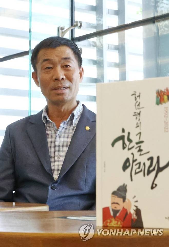 인터뷰 하는 허선행 세종학당장 (서울=연합뉴스) 이재희 기자 = 허선행 우즈베키스탄 타슈켄트1 세종학당장이 13일 서울 종로구 연합뉴스 사옥에서 인터뷰를 하고 있다.
30년간 고려인과 현지인에게 한국어와 한국문화를 보급한 허선행의 이야기를 담은 '허선행의 한글 아리랑'을 조철현 작가가 최근 출간했다. 2022.5.15 scape@yna.co.kr