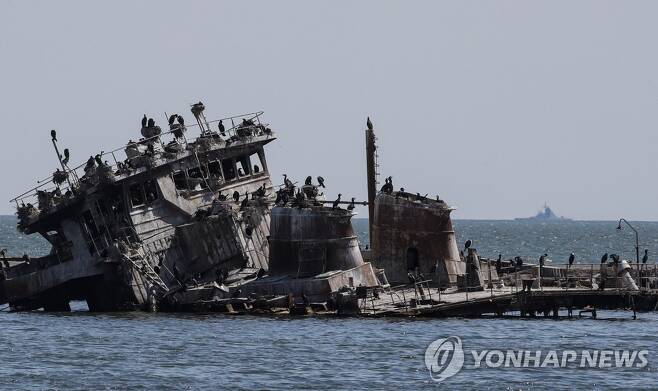 마리우폴 인근 해상서 침몰한 우크라 해군 함정 [EPA 연합뉴스 자료사진, 재판매 및 DB 금지]