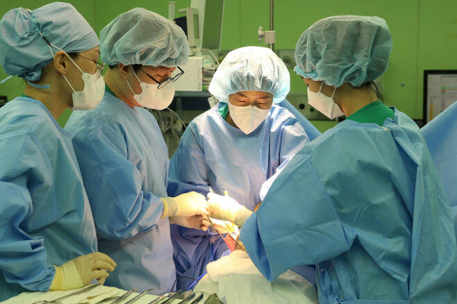 서울아산병원 유방외과 이새별 교수(오른쪽에서 두번째)가 유방암 환자를 수술하고 있다.