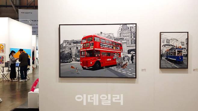 ‘아트부산 2022’의 아뜰리에아키 전경. 앞쪽으로 작가 정성준의 ‘어떻게 느낄지 내가 결정할 거고, 오늘은 행복할 거고’(I’ll Decide How I Fell, I’ll Be Happy Today·2022·왼쪽)와 ‘와우! 결국에는’(Wow! Finally!·2022)이 나란히 걸렸다. 각각 2800만원과 600만원에 팔려나가는 등 정 작가의 작품 6점은 모두 첫날 완판됐다(사진=오현주 문화전문기자).