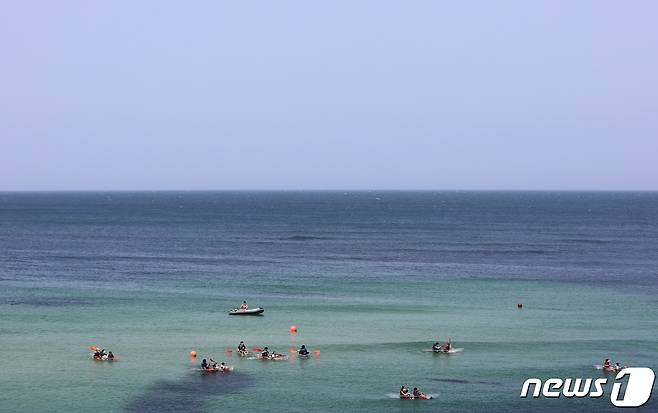8일 오전 제주시 애월읍 한담 해변에서 관광객들이 카약을 타며 물놀이를 즐기고 있다.2022.5.7/뉴스1 © News1 고동명 기자