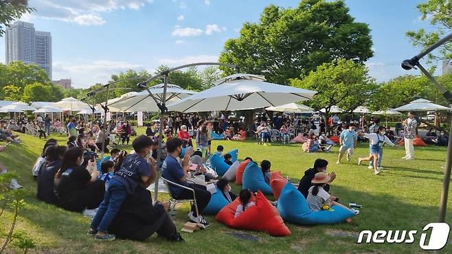 신륵사 관광지 앞 강변공원에서 열린 세종대왕 탄신 625돌 기념행사 모습.(여주시 제공) © News1