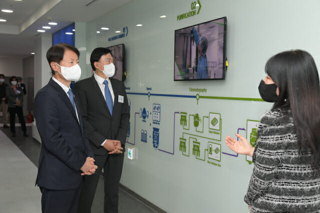 (왼쪽부터) 김강립 식품의약품안전처장, 존림 삼성바이오로직스 대표 (사진=식약처)