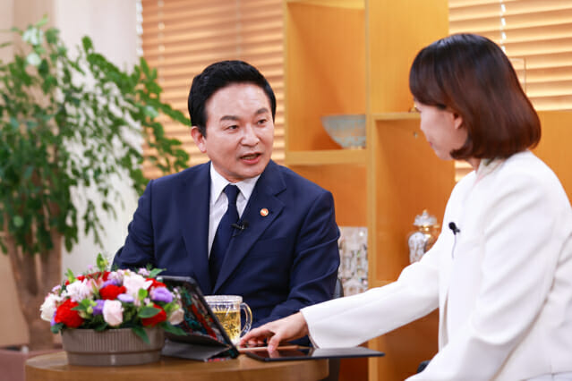 원희룡 국토교통부 장관(왼쪽)이 온라인 취임을 한 후 유튜브로 실시간 질의응답을 하고 있다.