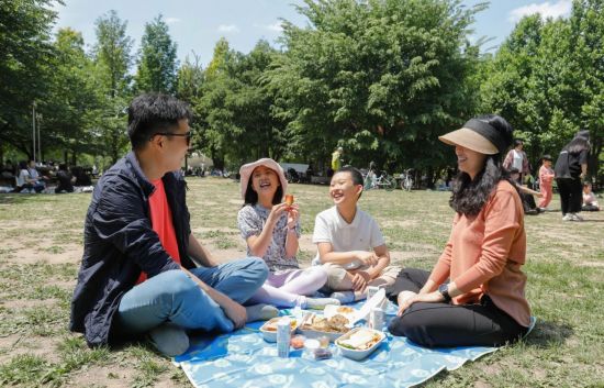 DL이앤씨의 한직원 가족이 서울 성동구 서울숲에서 '아트피크닉을 즐기고 있다.