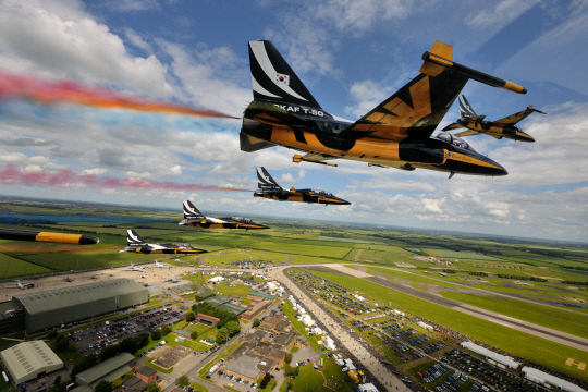 공군 특수비행팀 '블랙이글스(Black Eagles)'가 오는 7월 9일부터 22일까지 영국 전역에서 개최되는 국제 에어쇼에 참가한다. 사진은 2012년 6월 30일(현지시간) 블랙이글스가 영국 '와딩턴 에어쇼'에서 비행하고 있는 모습. 사진=공군 제공