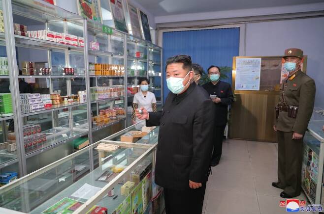 김정은 위원장이 마스크를 쓰고 평양시 안의 약국들을 찾아 의약품 공급실태를 직접 파악하고 있다. 조선중앙통신,연합뉴스 제공