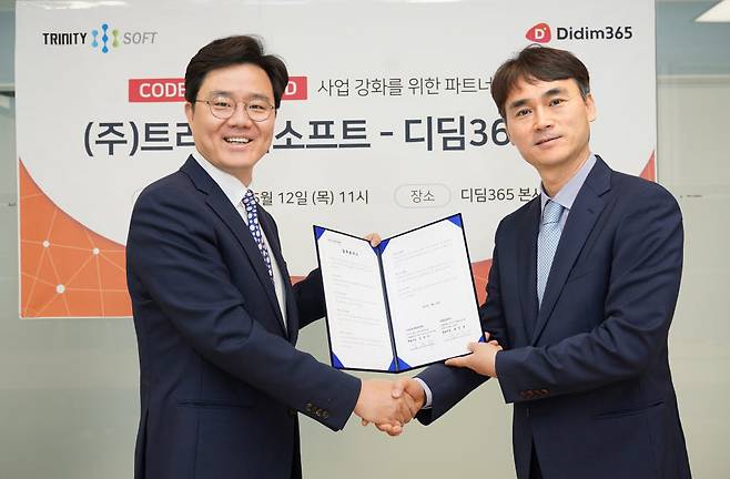 김진수 트리니티소프트 대표(왼쪽)와 장민호 디딤365대표가 클라우드 비즈니스 활성활를 위한 협력을 맺었다.